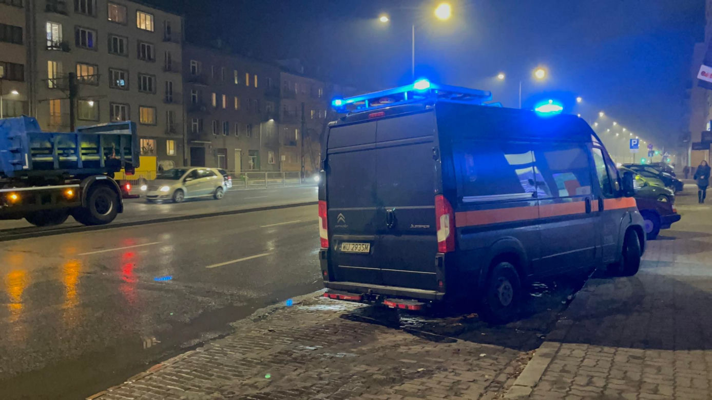 Gigantyczne utrudnienia na Pradze! Woda podmyła jezdnię na Grochowskiej. Policjanci kierują ruchem	