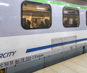 RZESZÓW. Rozdają jedzenie i wodę uchodźcom z Ukrainy. Ci w głąb kraju uciekają pociągami