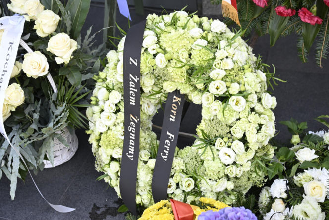 Poruszające napisy na wieńcach dla Andrzeja Morozowskiego. Te słowa chwytają za serce