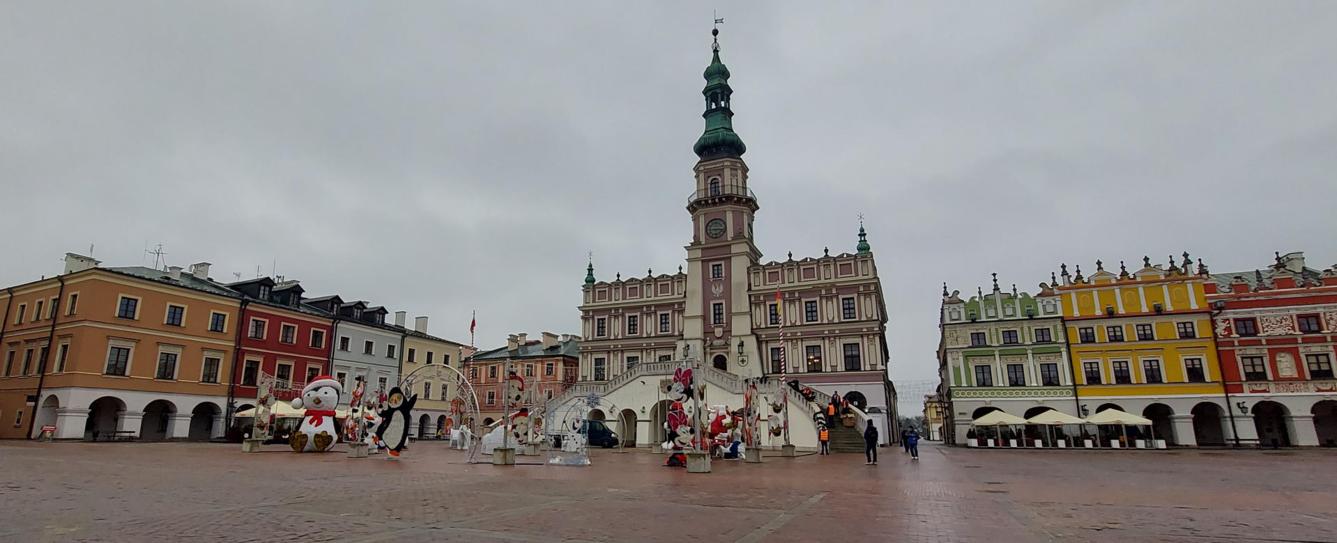 Bajkowa instalacja przed zamojski ratuszem