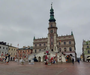 Bajkowa instalacja przed zamojski ratuszem