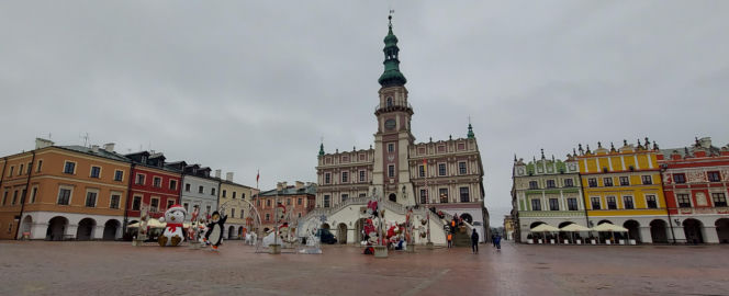 Bajkowa instalacja przed zamojski ratuszem