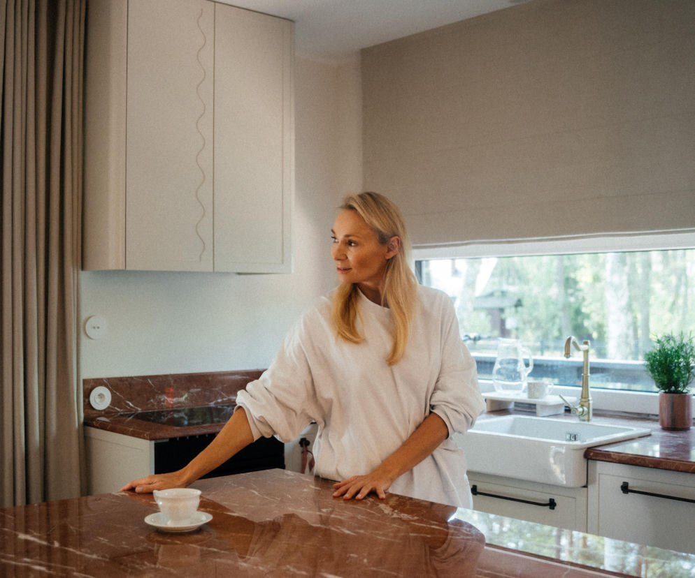 Dom Soni Bohosiewicz w sercu lasu. Wnętrza współistnieją z otaczającą je przyrodą