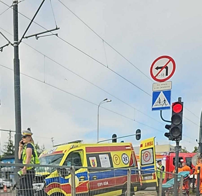 Łódź. Fatalny wypadek karetki! Kilka osób zabranych do szpitala [ZDJĘCIA]