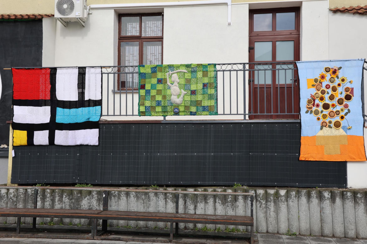 Kolorowe instalacje opanowały Lublin. Tak „Otulanie włóczką” świętuje swoje 10. urodziny!