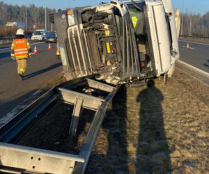 Kraków: Na A4 WYSTRZELIŁA opona ciężarówki! Pojazd leży na boku, OGROMNE utrudnienia 
