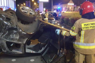 Bielany Wrocławskie: Mazda dachowała i „wpadła” do salonu samochodowego. Kierowca uciekł [ZDJĘCIA]