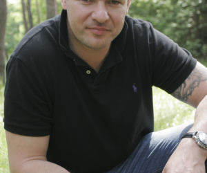 Tomasz Karolak na archiwalnych zdjęciach. Tak wyglądał na początku kariery