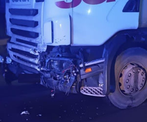 Osobówka zderzyła się z ciężarówką w Tomicach. 23-latka trafiła do szpitala