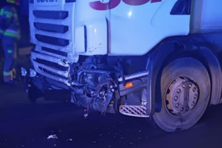 Osobówka zderzyła się z ciężarówką w Tomicach. 23-latka trafiła do szpitala