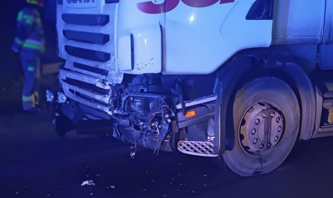 Osobówka zderzyła się z ciężarówką w Tomicach. 23-latka trafiła do szpitala
