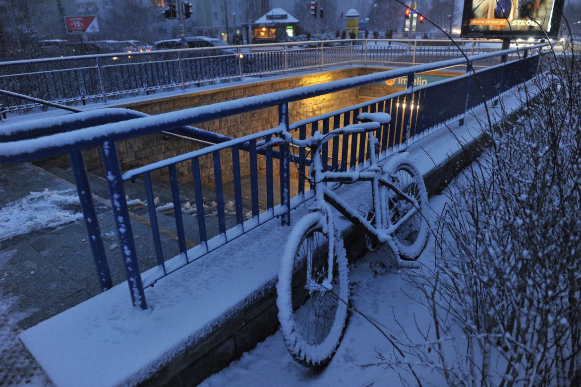 Totalny atak zimy nadciąga do Warszawy. Nawet 15 cm śniegu i silne wichury. Przeszywające zimno