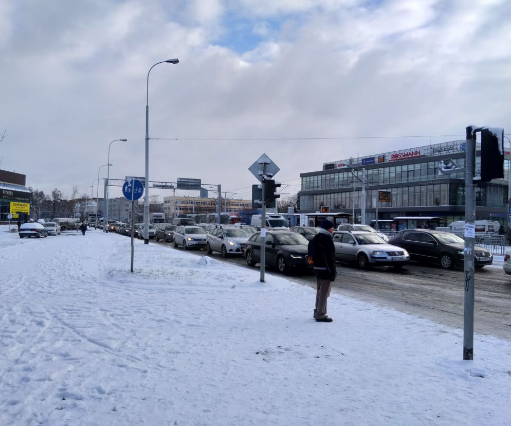 Korki, ślizgawki na jezdniach i zaśnieżone chodniki. Opady śniegu sparaliżowały Wrocław