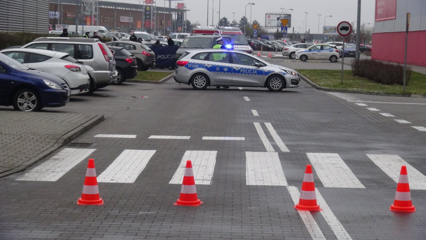 Zaparkowali auto i zatruli się spalinami? Nie żyje dwójka młodych osób