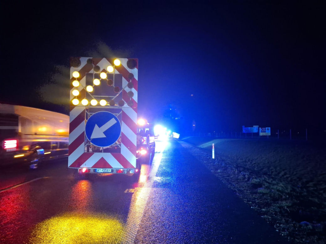 Wypadek na S5 koło Leszna. Ciężarówka z tytoniem wpadła do rowu