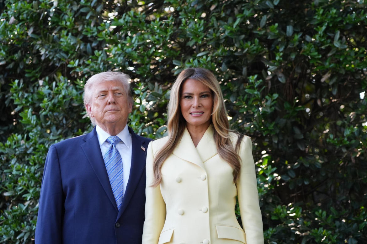 Król Karol i królowa Kamila u Trumpów. Melania dała im herbatę, a potem pokazała pasiekę w kształcie Białego Domu