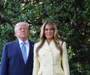 Król Karol i królowa Kamila u Trumpów. Melania dała im herbatę, a potem pokazała pasiekę w kształcie Białego Domu