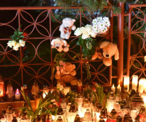 Tragedia w escape roomie. Modlący się ludzie, światła, kwiaty i zabawki pozostawione w miejscu tragedii.
