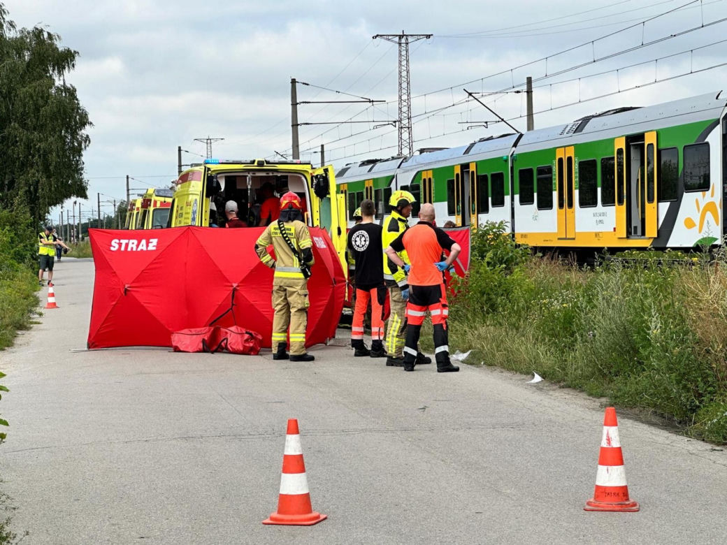 Wjechał tirem pod pociąg. Z ciężarowki zostały strzępy. Kierowca nie miał szans