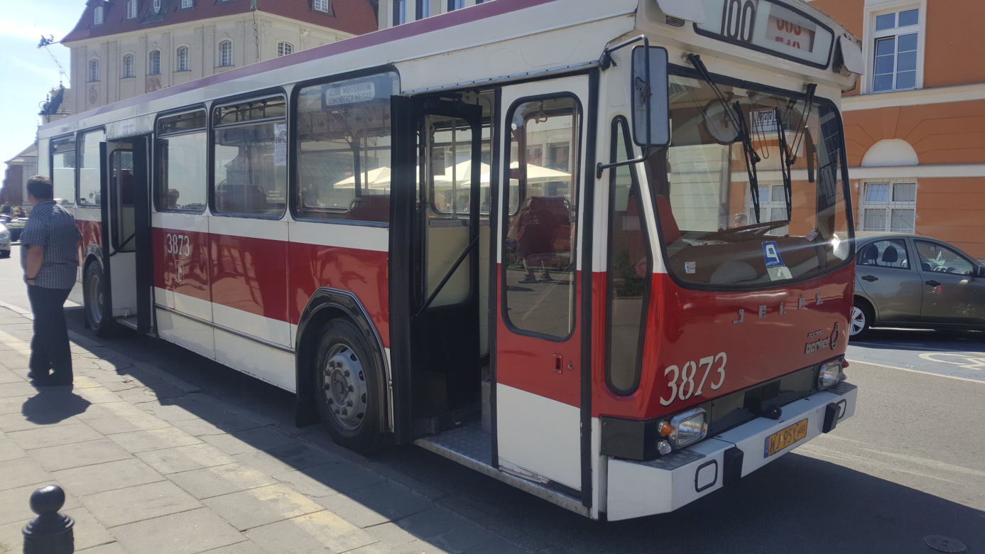 Zabytkowe autobusy ruszają na wakacyjną linię 100