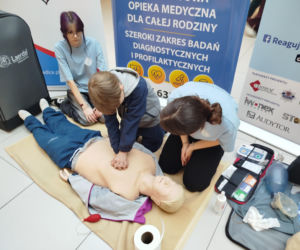 Uczennice IV LO szkolą Siedlczan z udzielania pierwszej pomocy