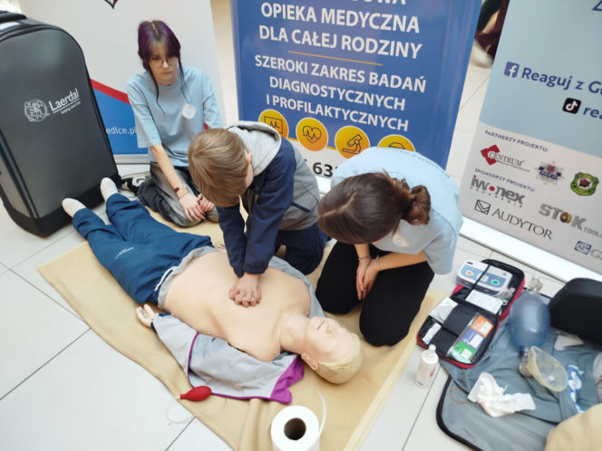 Uczennice IV LO szkolą Siedlczan z udzielania pierwszej pomocy