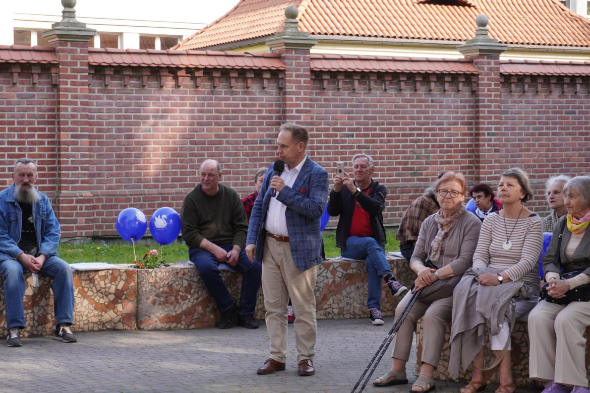 Henryk Łabędź spotkał się z mieszkańcami Tarnowa na skwerze Alicji i Jana Preiss