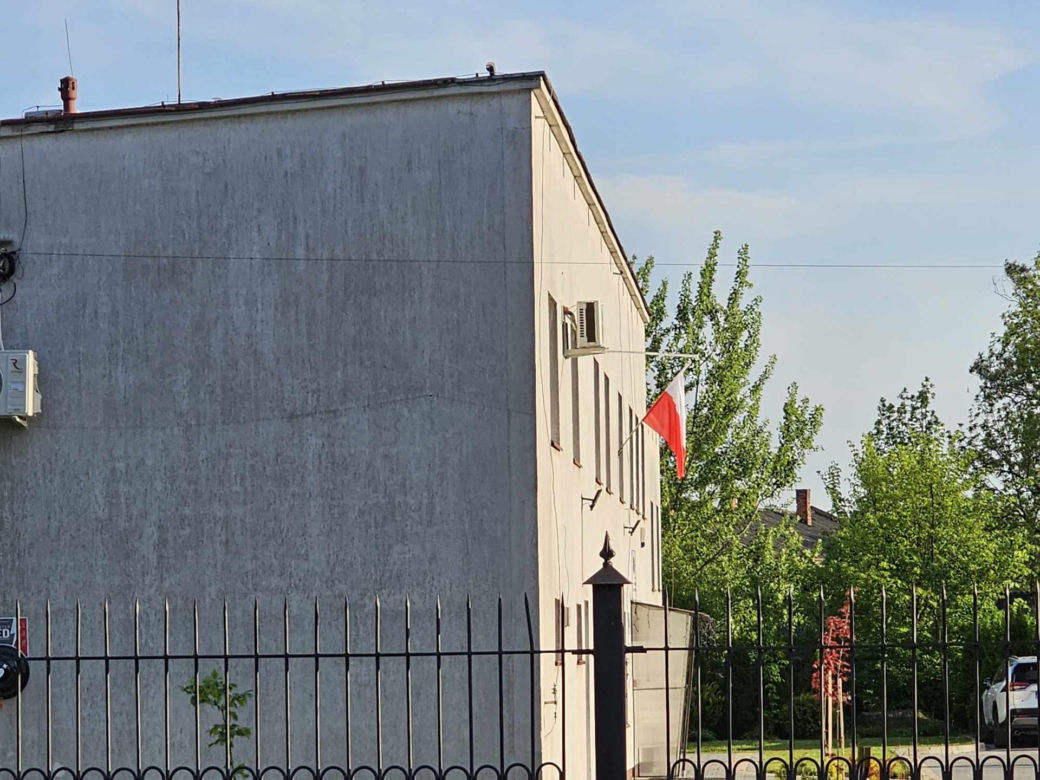 Mieszkąńcy Podkarpacia zaczynaja majówke od wywieszenia flagi
