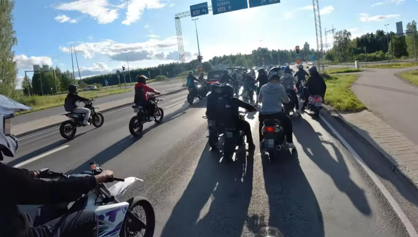 Fiński policjant i nastolatek na skuterze