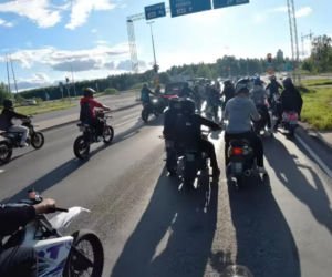 Fiński policjant i nastolatek na skuterze