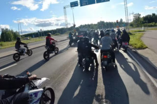 Fiński policjant i nastolatek na skuterze