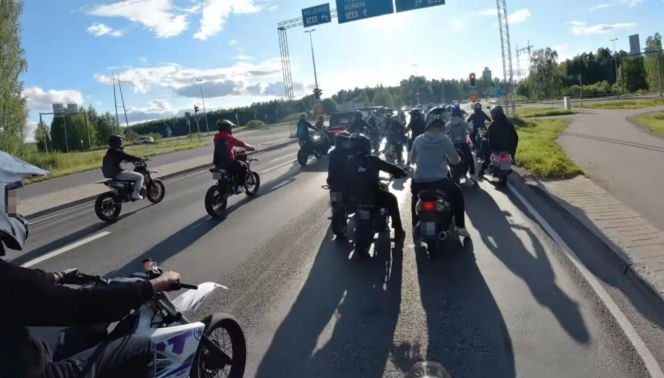 Fiński policjant i nastolatek na skuterze