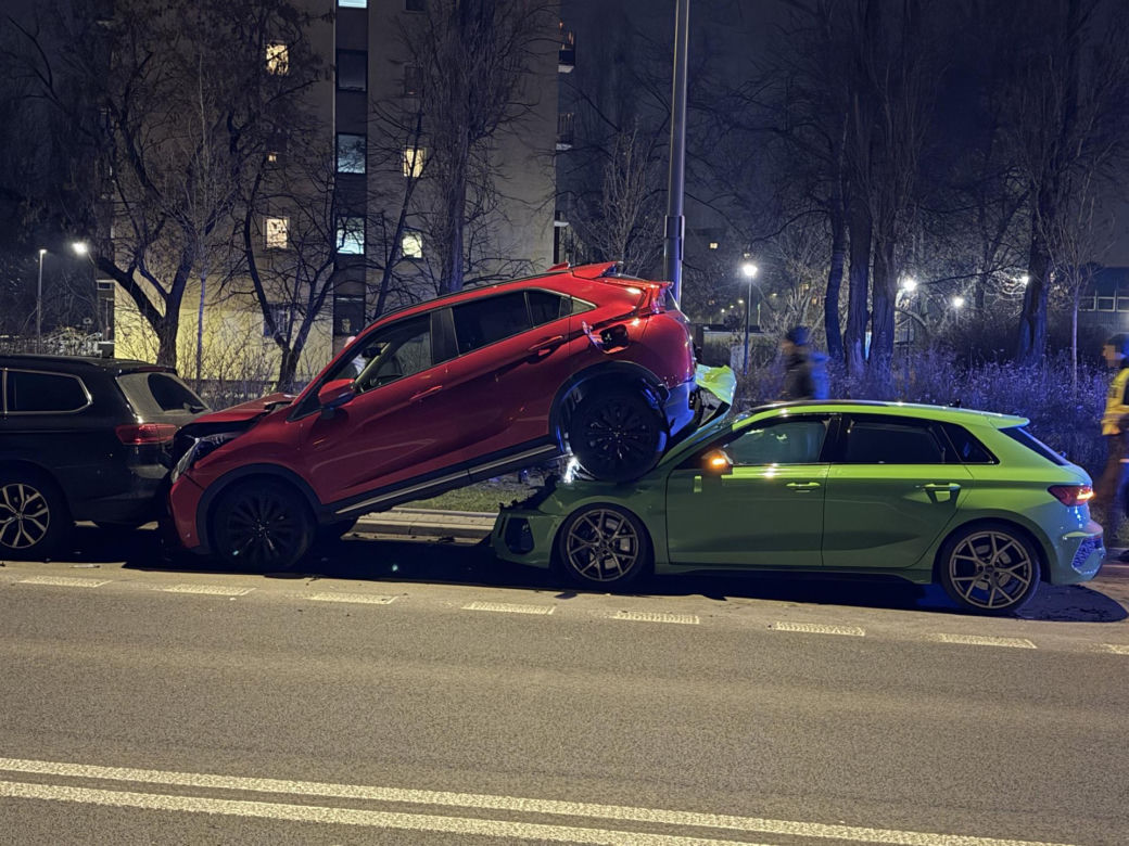 Bielany - sportowe Audi wjechało w zaparkowane auta