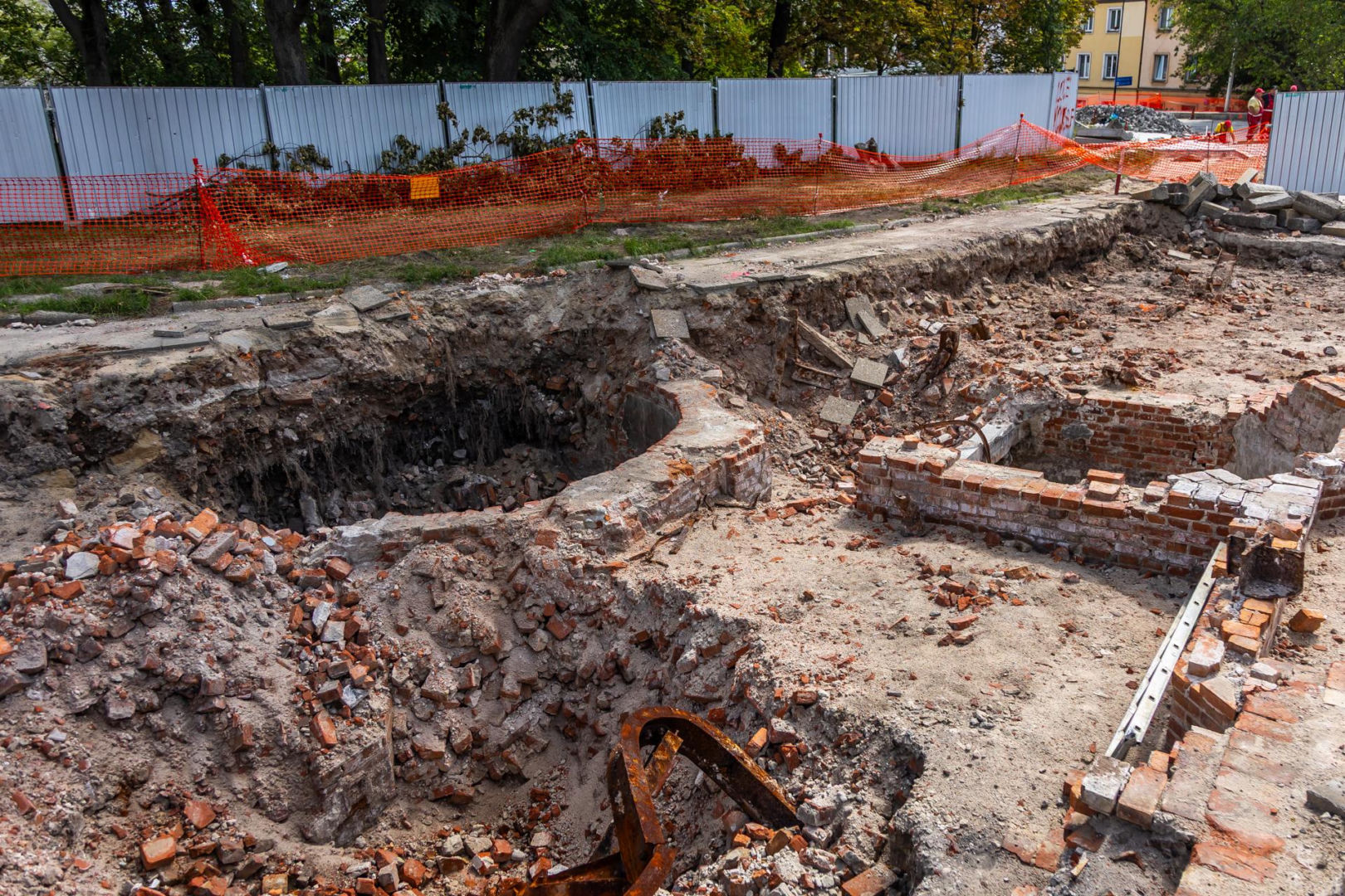 Mariensztat - odkopany fragment elewacji dawnej kamienicy wraz z balkonem