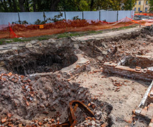 Mariensztat - odkopany fragment elewacji dawnej kamienicy wraz z balkonem