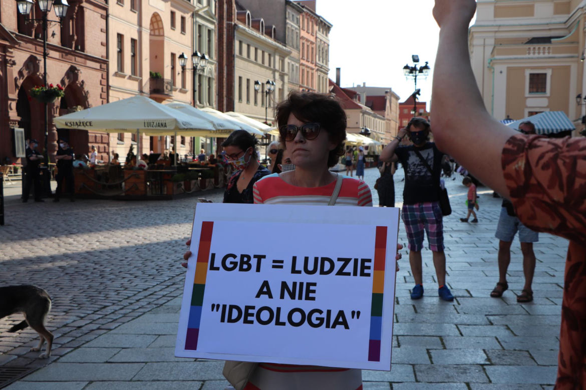 Za nami demonstracja wspierająca osoby LGBT w Toruniu. Konkretne hasła!