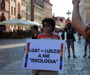 Za nami demonstracja wspierająca osoby LGBT w Toruniu. Konkretne hasła!