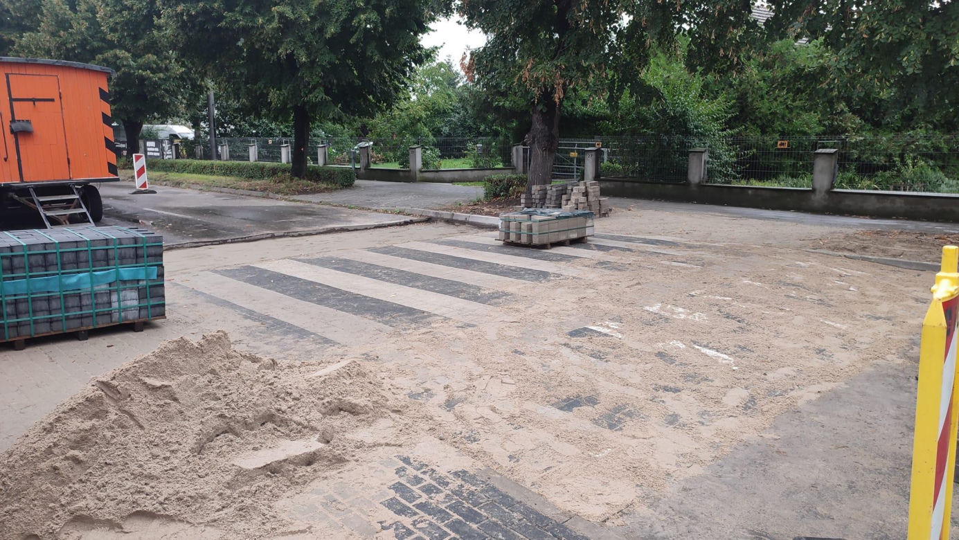 Wyniesione przejście dla pieszych na ulicy Gronowskiej w Lesznie