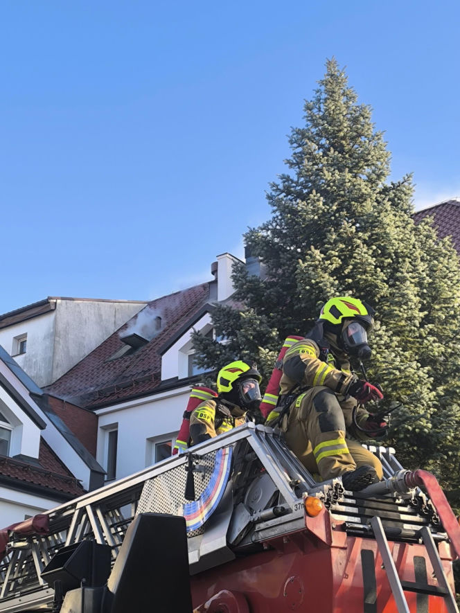 Pożar ZUS na Pomorzu! Ewakuacja 80 osób. Na miejscu pracuje 11 zastępów straży