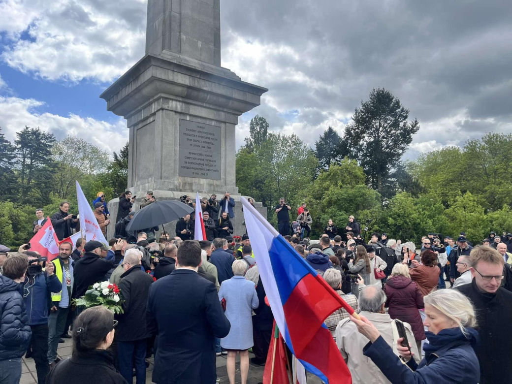 Antywojenny protest na Cmentarzu Żołnierzy Radzieckich w Warszawie