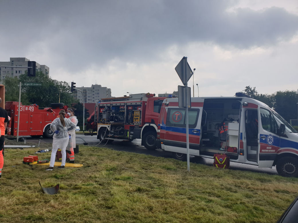 Bielsko-Biała: Straszny wypadek teraz! Ludzie zakleszczeni w aucie. "Bez oznak życia"