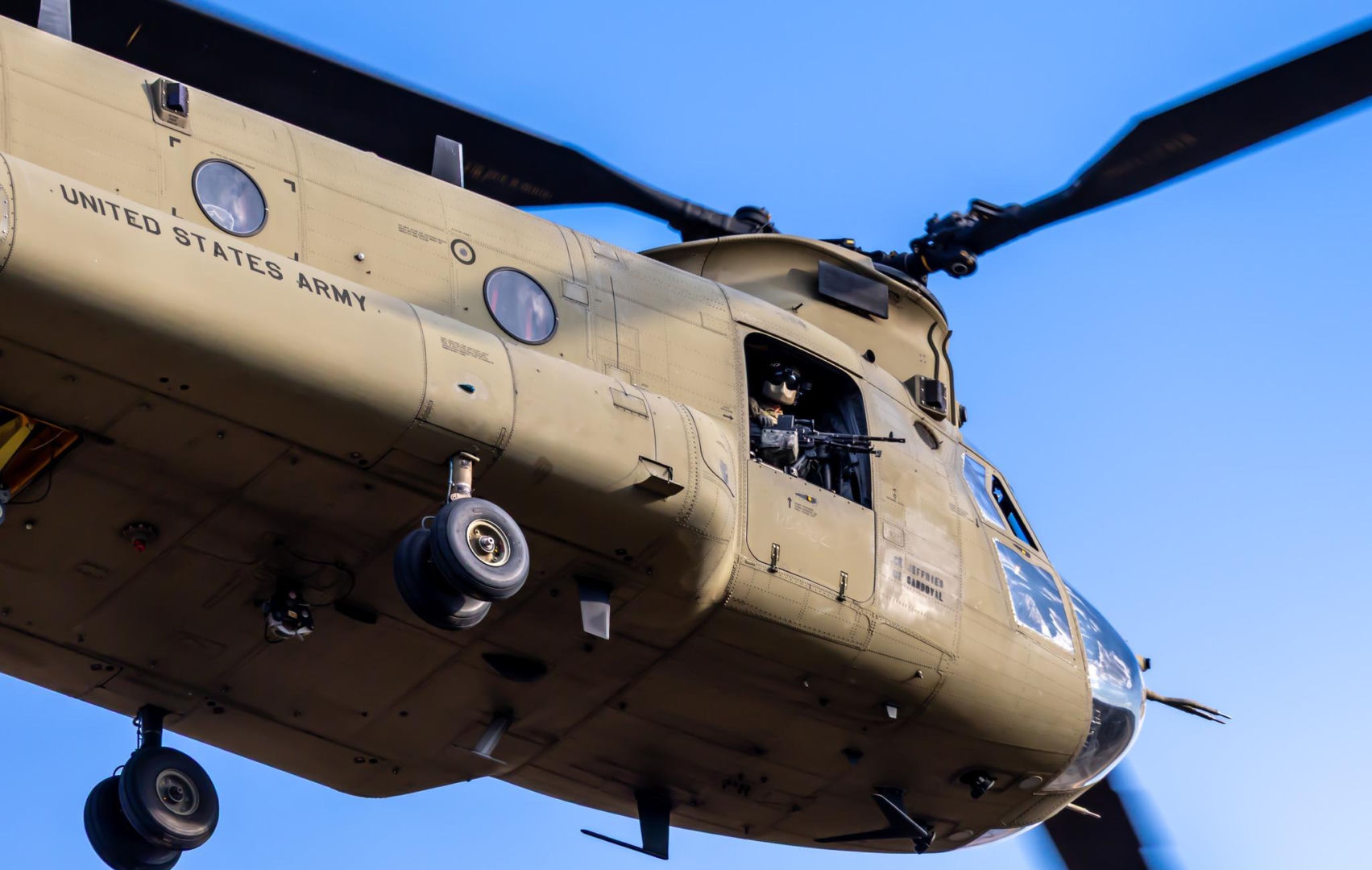 Na krawędzi klęski. Jak pilot śmigłowca Chinook uratował misję Trumpa w Wenezueli