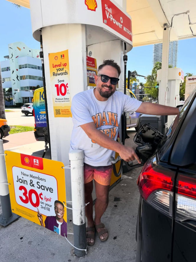 Agustin Egurrola ma żonę Dianę