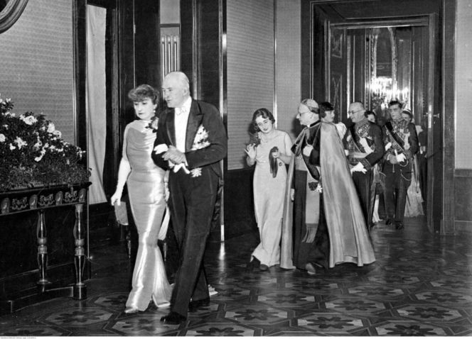 Sylwester w Warszawie sprzed lat. Tak stolica witała dawniej Nowy Rok