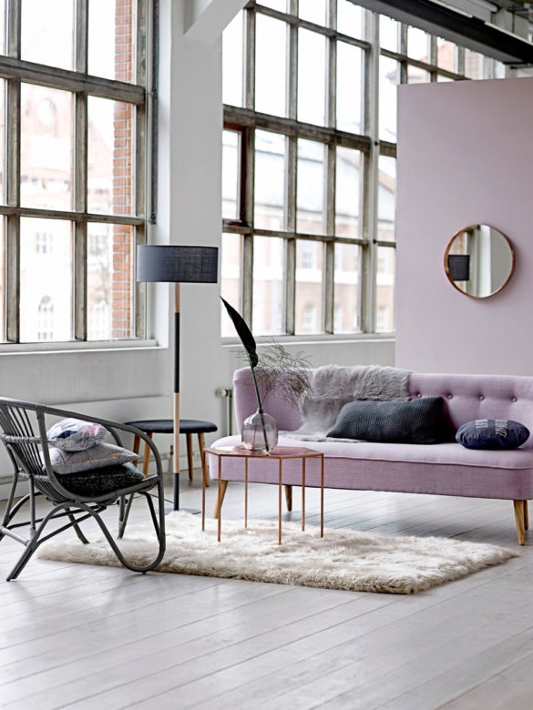 Fioletowa sofa w aranżacji salonu