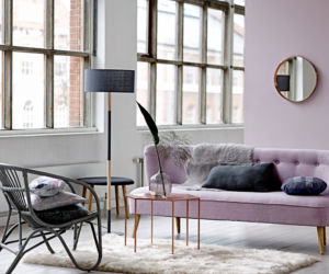 Fioletowa sofa w aranżacji salonu