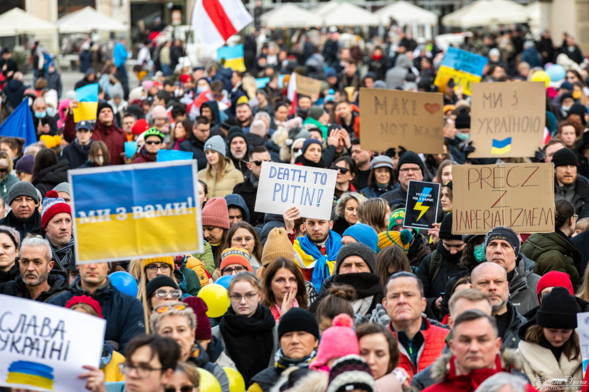 Kraków solidarny z Ukrainą! Wielka manifestacja na Rynku Głównym [ZDJĘCIA]