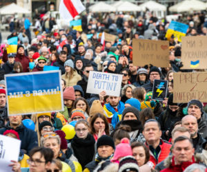 Kraków solidarny z Ukrainą! Wielka manifestacja na Rynku Głównym [ZDJĘCIA]