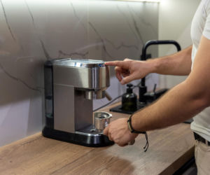 Nigdy nie pij kawy przed tą godziną. Naukowcy ostrzegają przed popularnym błędem