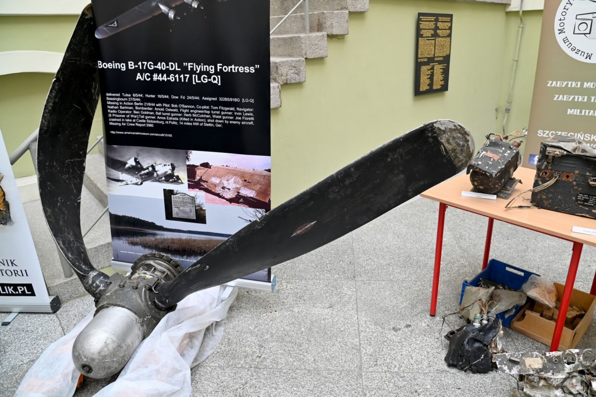 Przez lata spoczywały na dnie jeziora. Pozostałości "latającej fortecy" trafiły do szczecińskiego muzeum